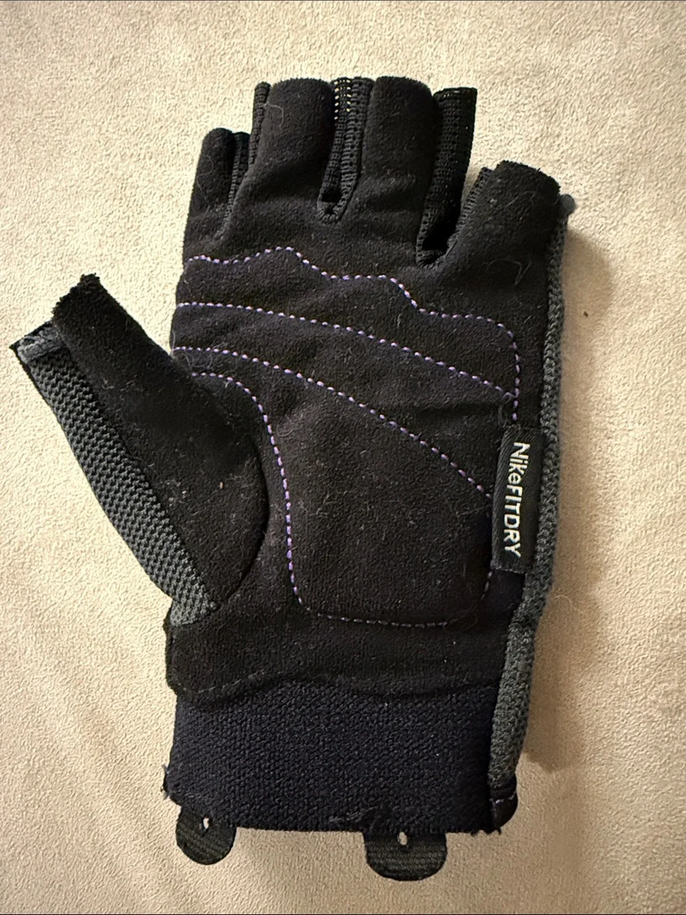 Nike FITDRY Women’s Fundamental Fitness Training Gloves Black/Purple size Small